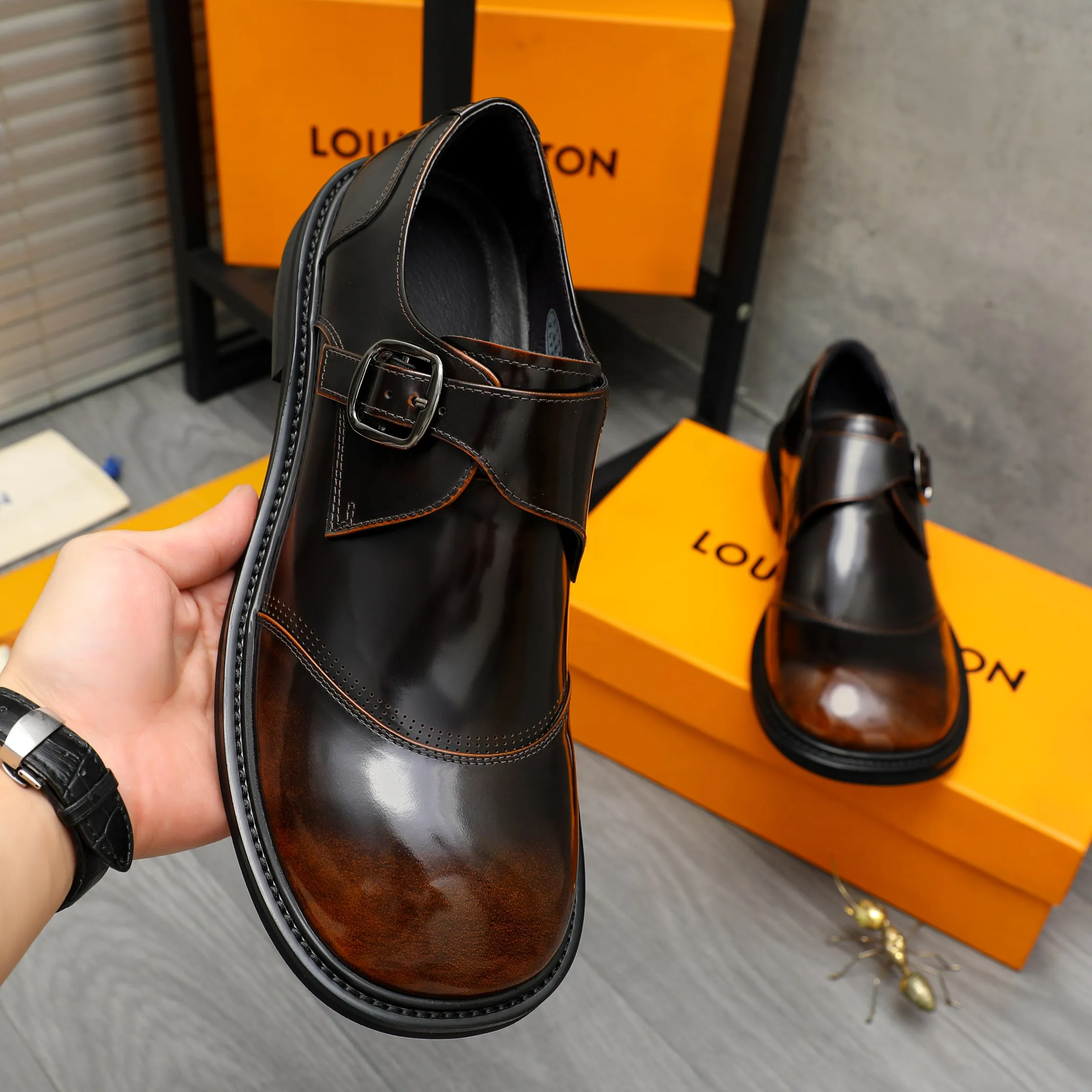 Men's men's shoes💰580 Product trademark: LV "Louis Vuitton" business buckle slip-on leather shoes Regular size: 37-46 Product material: Selected high-quality pearlescent polished cowhide leather upper, pigskin lining, rubber outsole